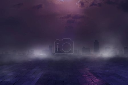 Téléchargez les photos : Brouillard nocturne dans la ville avec brume et lumière violette - en image libre de droit