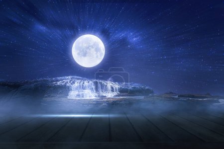 Foto de Luna con estrellas y una cascada a la luz de la luna - Imagen libre de derechos