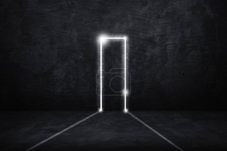 Téléchargez les photos : Chambre vide, éclairage de porte dans une pièce sombre - en image libre de droit