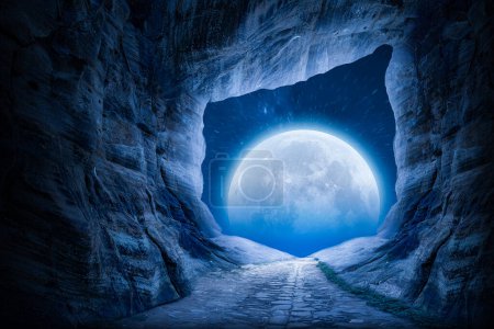 Téléchargez les photos : Sortie de la grotte, vue sur la scène nocturne, pleine lune et nuit étoilée. - en image libre de droit