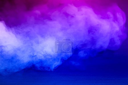 Téléchargez les photos : Fumée du brouillard sur fond noir - en image libre de droit