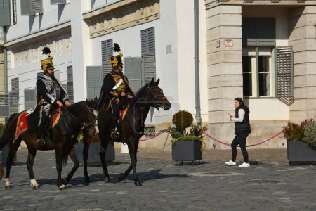 Photo for BUDAPEST, HUNGARY - OCTOBER 16. 2022: Hussars and tourists at the Sandor Palace in the Castle of Buda, the residence of the Hungarian president - Royalty Free Image