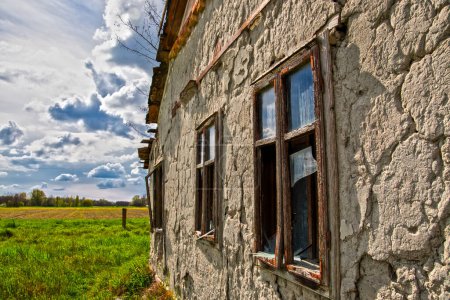 Téléchargez les photos : Ancien homestead en ruine dans le sud de la Hongrie, près de Morahalom - en image libre de droit