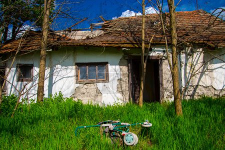 Foto de Antigua granja arruinada en el sur de Hungría, cerca de Morahalom - Imagen libre de derechos