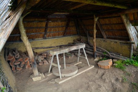 Téléchargez les photos : Atelier de poterie dans une maison celtique en bois dans le musée archéologique Havranok en Slovaquie - en image libre de droit