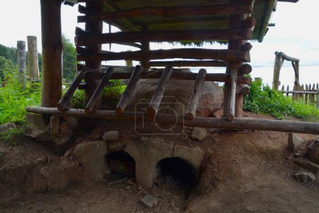 Téléchargez les photos : Four dans une maison celtique en bois dans le musée archéologique Havranok en Slovaquie - en image libre de droit