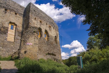Téléchargez les photos : Ruines du château médiéval sur le mont Somlo en Hongrie en été. Le signe est un signe avant-coureur de zone à risque. - en image libre de droit