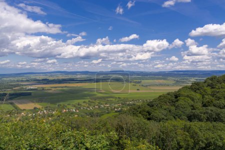 Téléchargez les photos : Paysage des ruines du château médiéval sur le mont Somlo en Hongrie en été - en image libre de droit