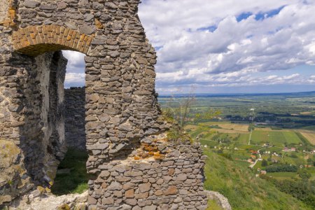 Téléchargez les photos : Ruines du château médiéval sur le mont Somlo en Hongrie en été - en image libre de droit