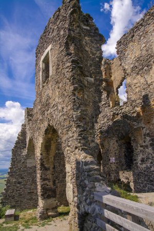 Téléchargez les photos : Ruines du château médiéval sur le mont Somlo en Hongrie en été - en image libre de droit