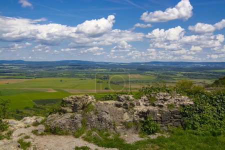 Téléchargez les photos : Paysage et ruines du château médiéval sur le mont Somlo en Hongrie en été - en image libre de droit