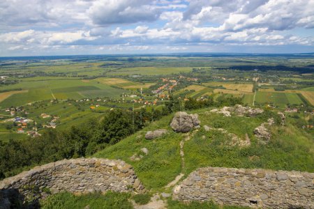 Téléchargez les photos : Paysage et ruines du château médiéval sur le mont Somlo en Hongrie en été - en image libre de droit