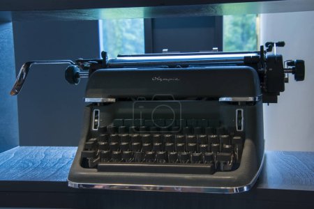 Téléchargez les photos : EISENSTADT, AUTRICHE - 7 AOÛT. 2023 : Ancienne machine à écrire Olympia dans le Palais Esterhazy à Eisenstadt ou Kismarton en Autriche - en image libre de droit
