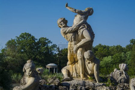 Skulpturen des Brunnens auf der Karolyi-Burg in Nagymagocs in Ungarn