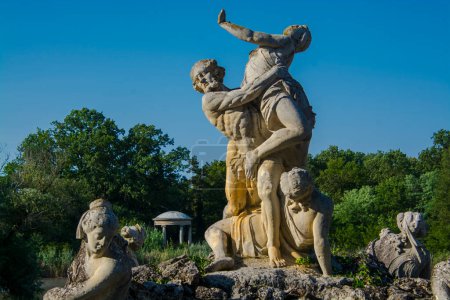Skulpturen des Brunnens auf der Karolyi-Burg in Nagymagocs in Ungarn