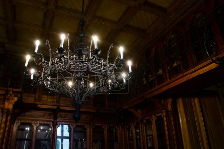 Téléchargez les photos : Vieux lustre dans la chambre du château de Nadasdy à Nadasdladany - en image libre de droit