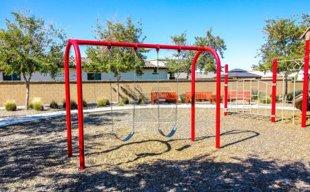 Téléchargez les photos : Swing Set At Children's Neighborhood Park - en image libre de droit