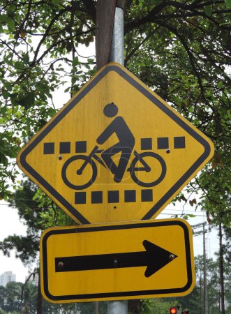 Foto de Una etiqueta amarilla de tráfico con pictograma de bicicleta - Imagen libre de derechos