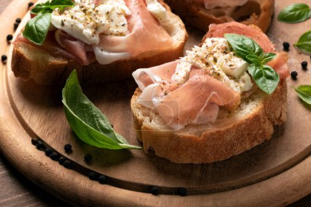 Téléchargez les photos : Sandwich au jambon et fromage sur une planche de bois - en image libre de droit