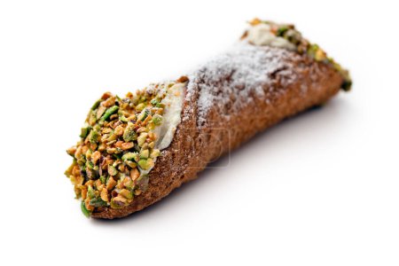 Téléchargez les photos : Dessert au chocolat avec pistache sur fond blanc - en image libre de droit