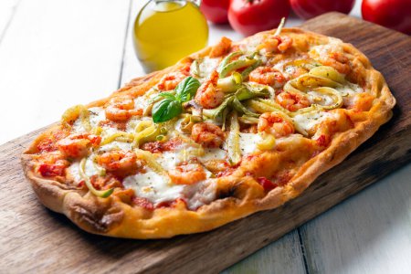 Foto de Pizza con tomate y mariscos sobre fondo de madera - Imagen libre de derechos