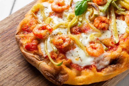 Téléchargez les photos : Pizza aux fruits de mer, tomate et basilic - en image libre de droit