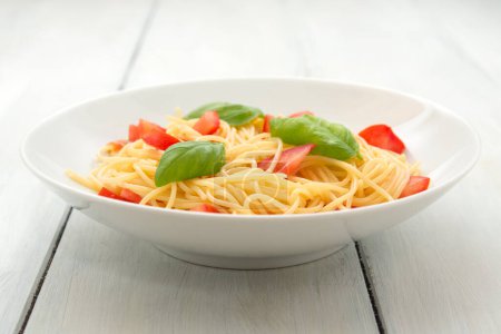 Foto de Pasta italiana fresca con tomates en plato blanco - Imagen libre de derechos