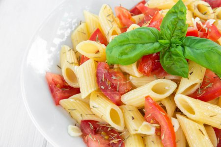 Foto de Pasta italiana fresca con tomates en plato blanco - Imagen libre de derechos