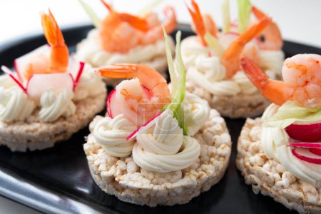 Téléchargez les photos : Rice cakes with cheese cream, vegetables and shrimps - en image libre de droit