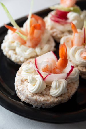 Foto de Rice cakes with cheese cream, vegetables and shrimps - Imagen libre de derechos