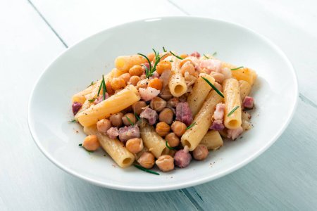 Téléchargez les photos : Plat de pâtes italiennes au bacon et pois chiches - en image libre de droit