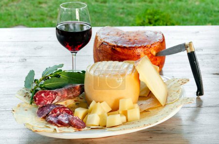 Foto de Set con bandeja de salami y pecorino, productos típicos sardos, comida italiana - Imagen libre de derechos