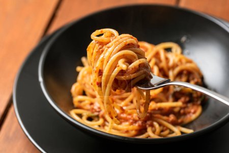 Foto de Espaguetis con salsa de carne y tomate - Imagen libre de derechos