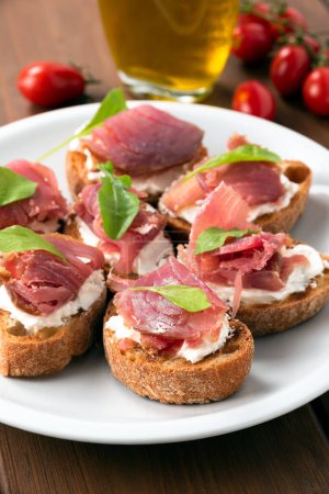 Foto de Plate of delicious tuna and cheese crostini, Italian appetizers - Imagen libre de derechos