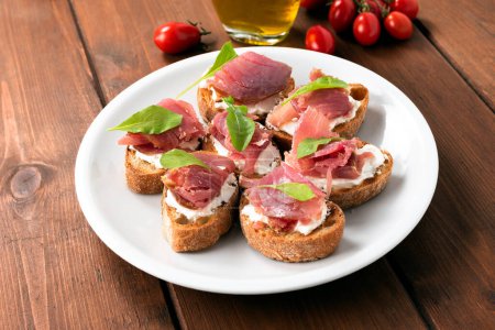 Foto de Plate of delicious tuna and cheese crostini, Italian appetizers - Imagen libre de derechos