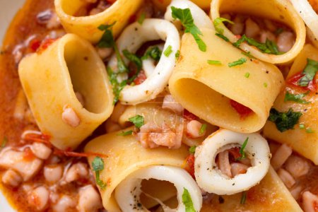 Téléchargez les photos : Vue rapprochée des macaronis aux fruits de mer et sauce tomate - en image libre de droit