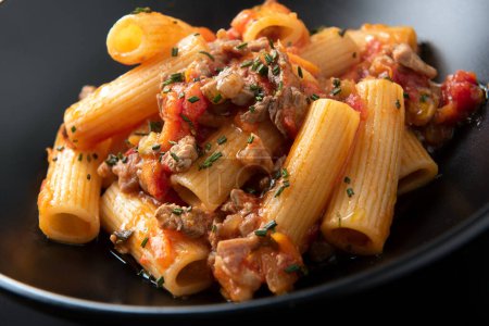Téléchargez les photos : Macaroni served with bolognese sauce - en image libre de droit