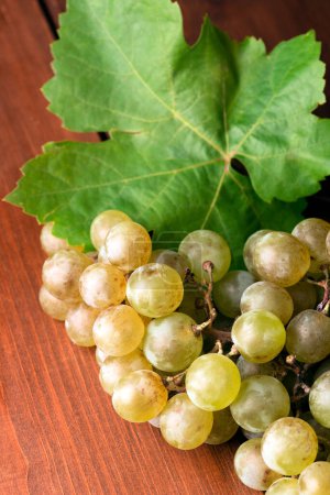 Téléchargez les photos : Bouquet de raisins frais sur table en bois - en image libre de droit