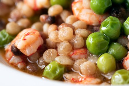 Téléchargez les photos : Salade de fruits de mer avec feuilles de basilic - en image libre de droit