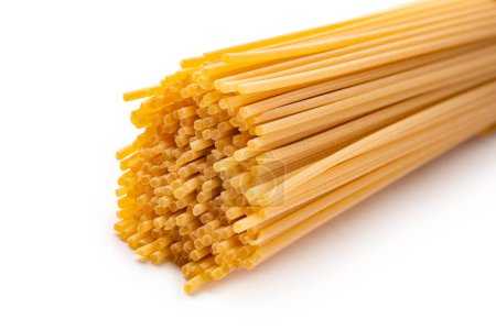 Foto de Espaguetis crudos aislados sobre fondo blanco - Imagen libre de derechos