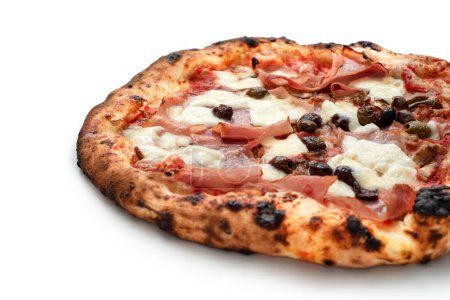 Foto de Pizza entera cocida con rodajas de carne, aceitunas y queso - Imagen libre de derechos