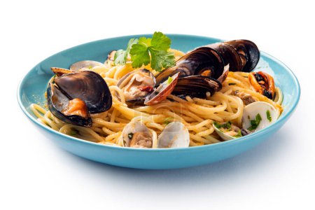 Foto de Plato de deliciosos espaguetis con mejillones, almejas y bottarga, comida italiana - Imagen libre de derechos