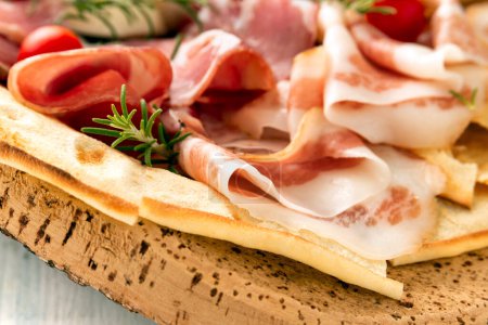 Téléchargez les photos : Vassoio con guanciale, coppa, prosciutto, formaggio e pane carasau, cibo italiano - en image libre de droit
