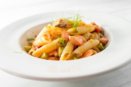 Foto de Placa de deliciosa pasta italiana rematada con salmón - Imagen libre de derechos