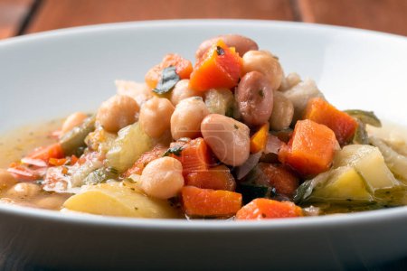 Foto de Sopa de varias legumbres y verduras - Imagen libre de derechos