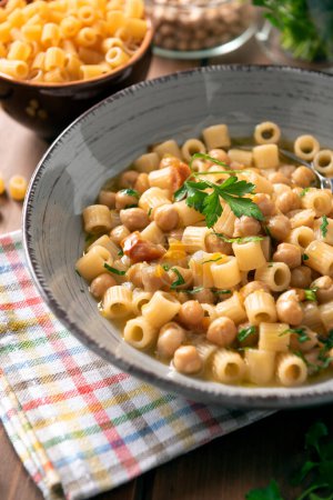 Foto de Plato de deliciosa pasta tradicional y ceci, una sopa de pasta y garbanzos, cocina italiana - Imagen libre de derechos