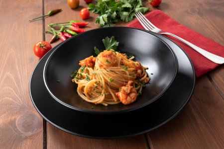 Téléchargez les photos : Dish of delicious shrimp sauce spaghetti, italian food - en image libre de droit