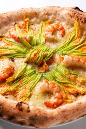 Téléchargez les photos : Délicieuse pizza gastronomique aux crevettes et aux fleurs de courgettes, isolée sur fond blanc, cuisine italienne - en image libre de droit