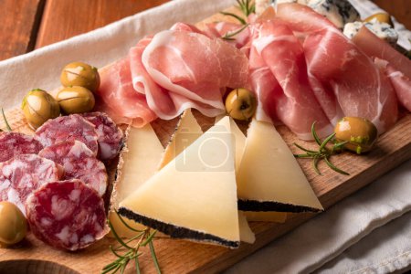 Foto de Bandeja con delicioso salami en rodajas, jamón y queso, comida italiana - Imagen libre de derechos
