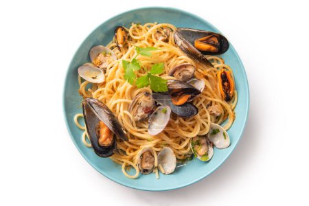 Foto de Espaguetis de mariscos, una receta típica de pasta con scampi, camarones, almejas y mejillones, deliciosa comida italiana - Imagen libre de derechos